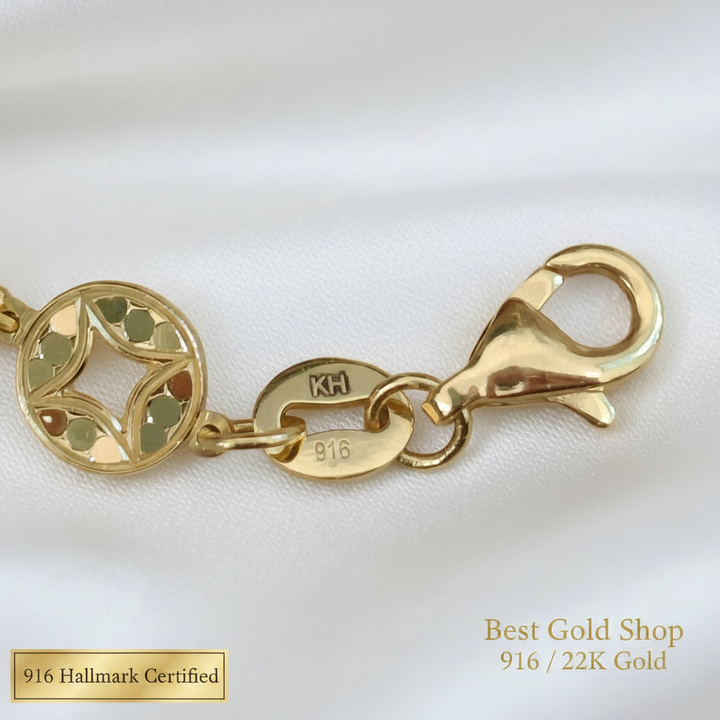 Close-up of KH and 916 markings beside the lobster clasp