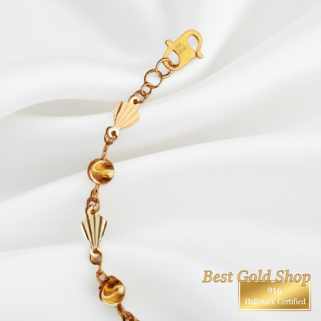 916 gold hallmark clasp and shell ball bracelet detail