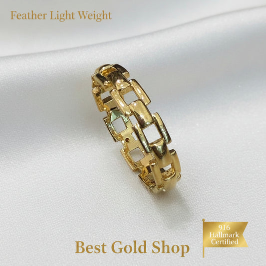 Close-up of a 916 gold chain-link ring showing its open geometric links