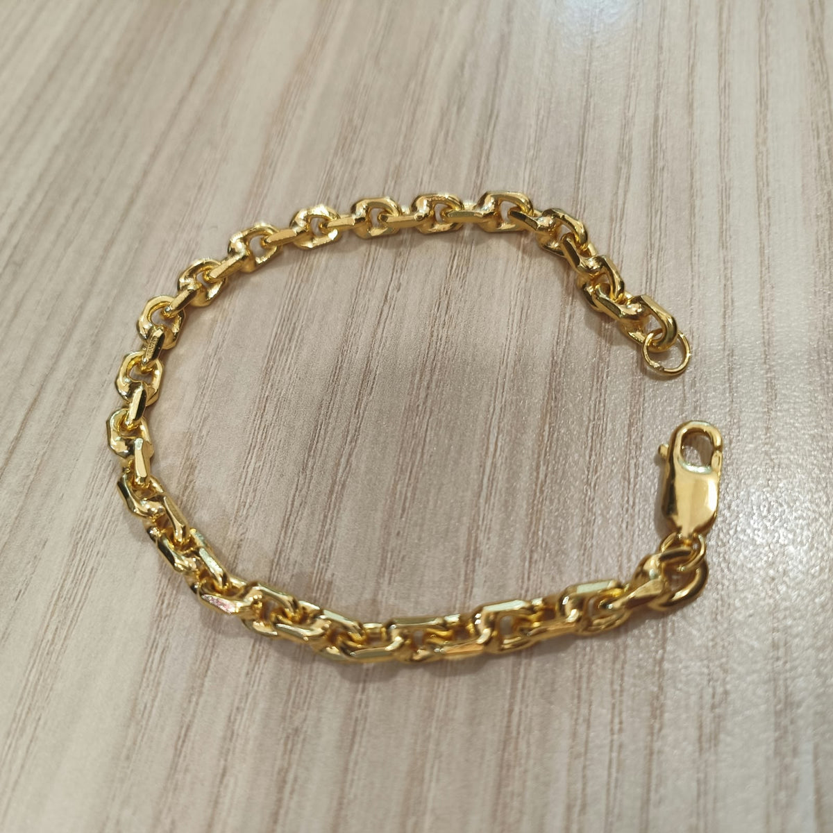 Angled view of 916 gold solid Wanzi bracelet