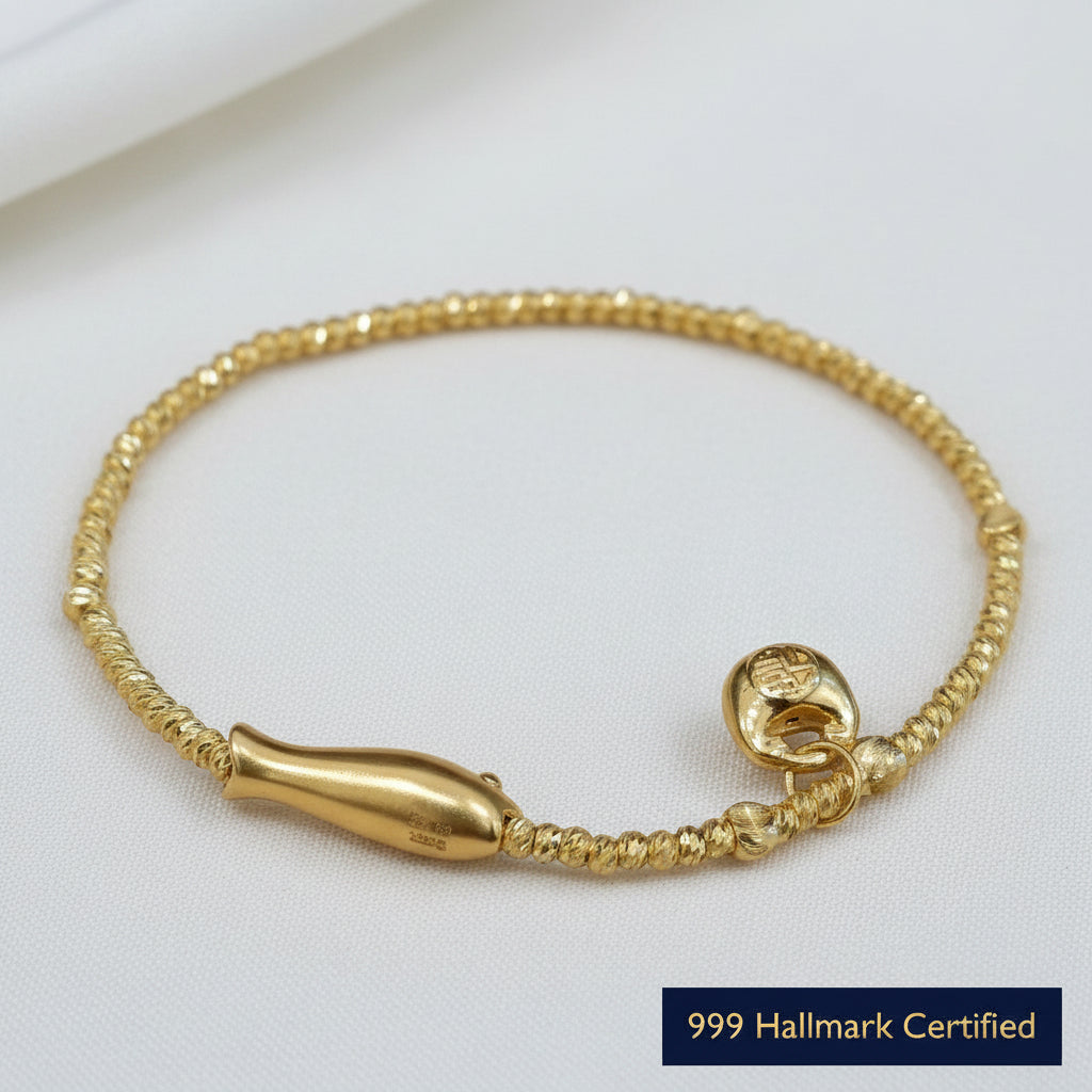 999 gold hallmark detail on Fu bag fish clasp bracelet