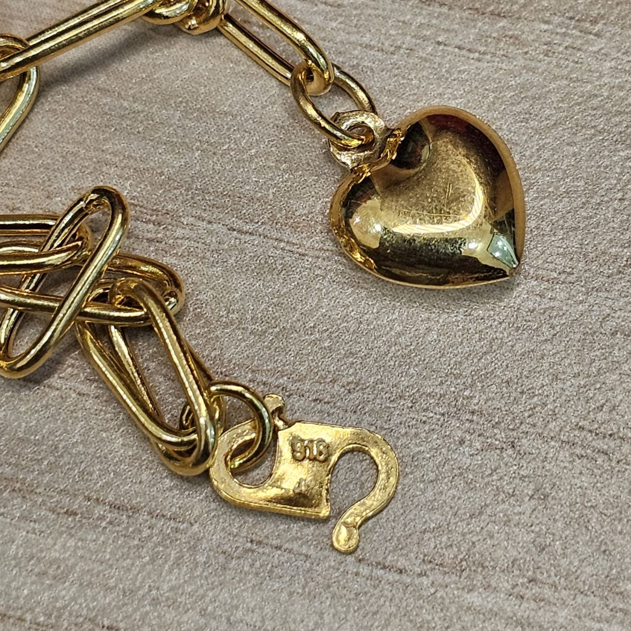 916 Gold Link Bracelet with Dangling Heart Version 2