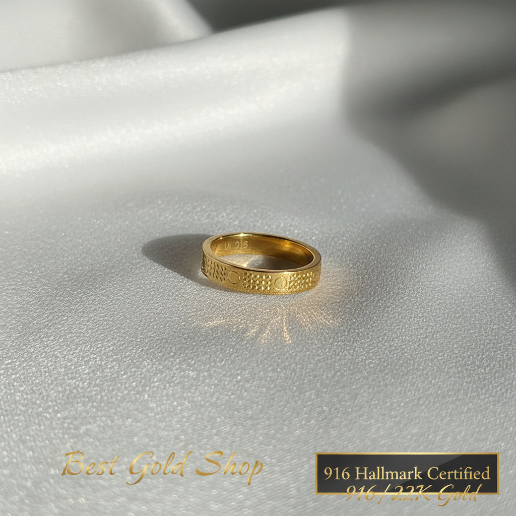 916 gold hollow diamond-pattern band ring front view