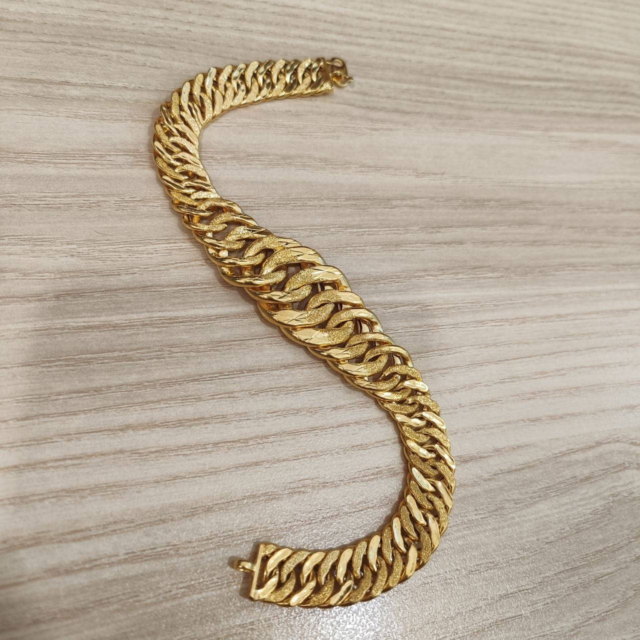 916 gold hollow Lipan link bracelet with a wide graduated centre design