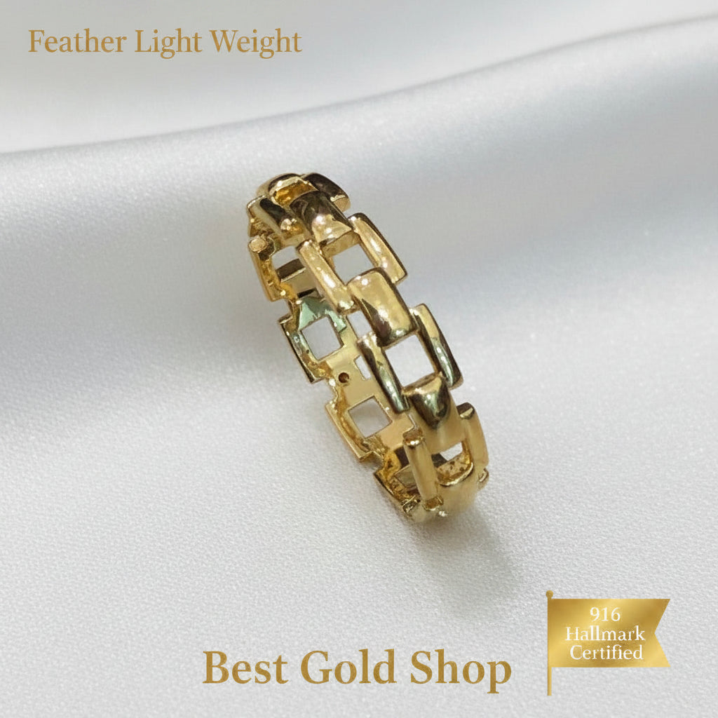 Close-up of a 916 gold chain-link ring showing its open geometric links
