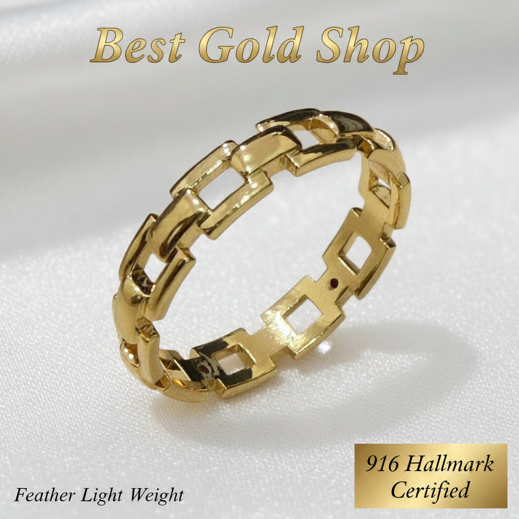 916 gold lightweight chain-link ring displayed on white satin