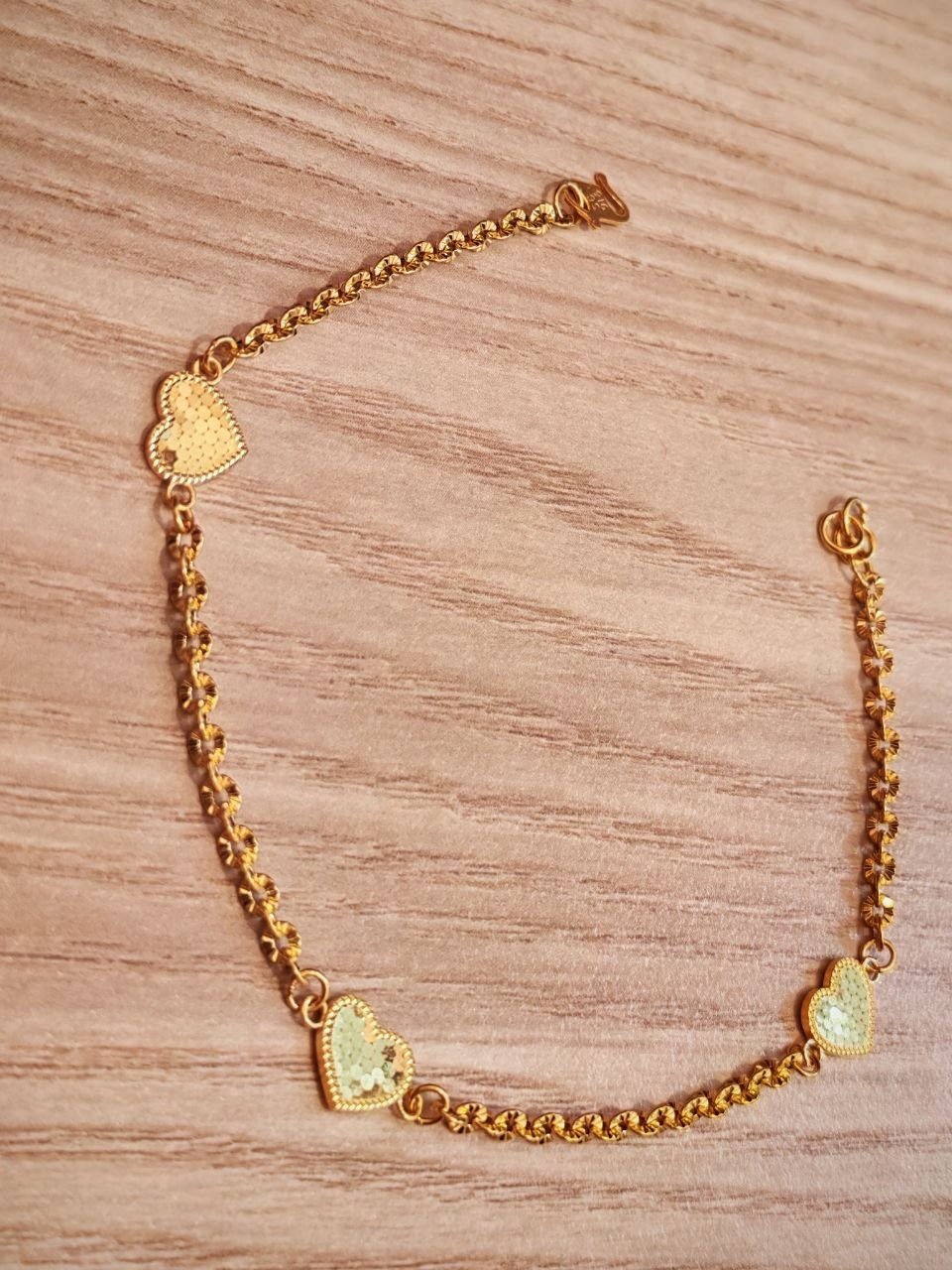 916 Gold Sunflower Love Bracelet heart motif detail
