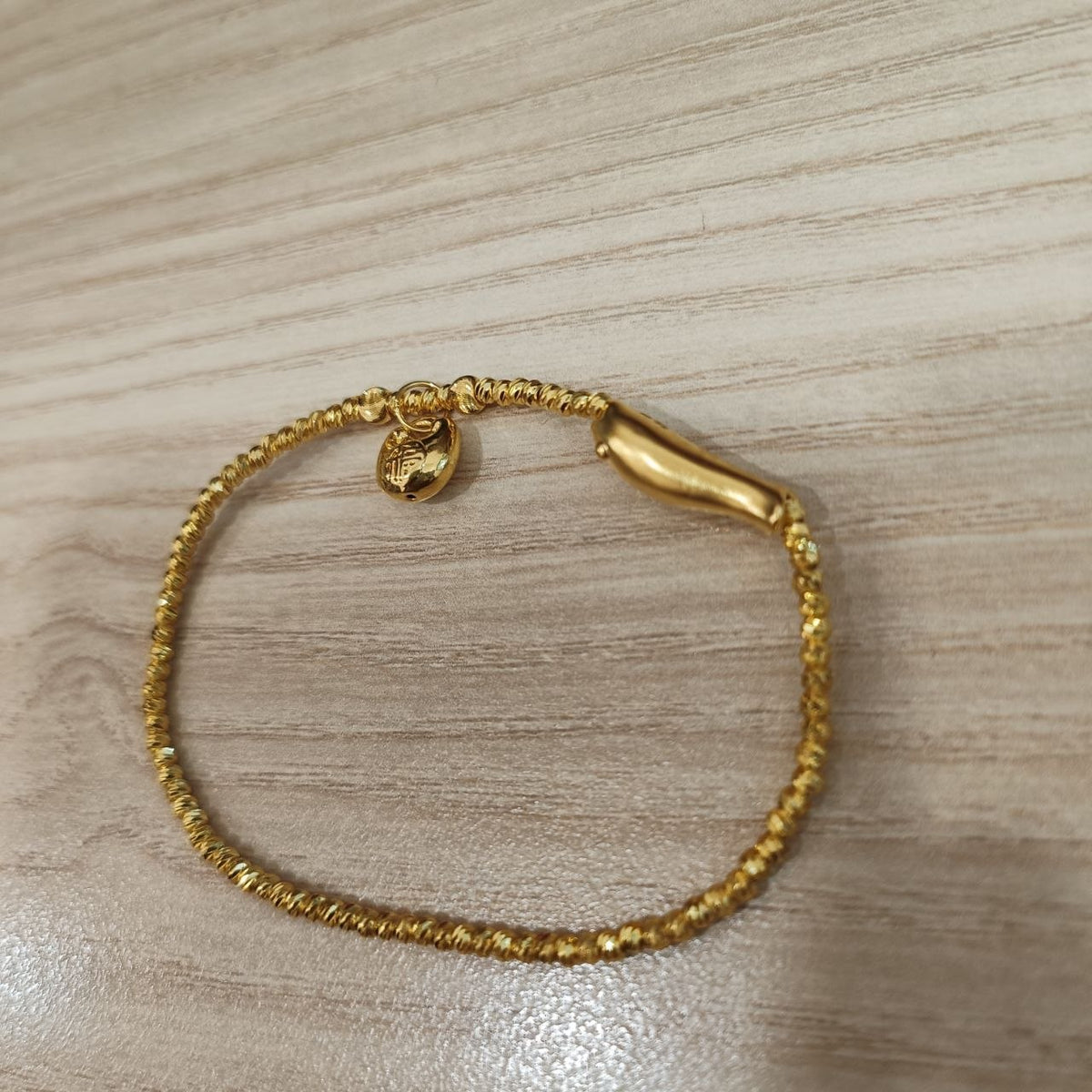 999 gold Fu bag bracelet showing Fu charm and fish clasp