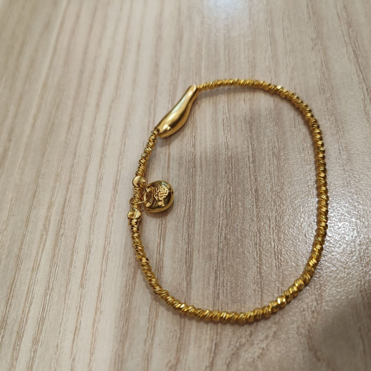 999 gold Fu bag bracelet with twisted bead chain - side view