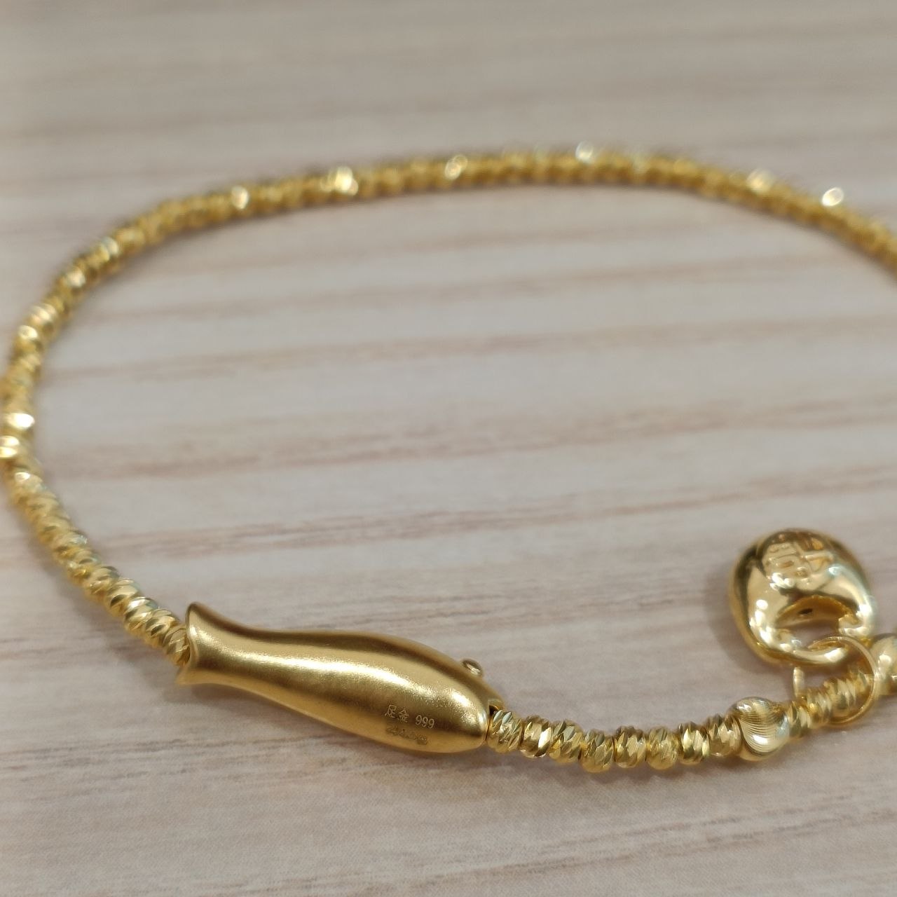 999 gold hallmark detail on Fu bag fish clasp bracelet