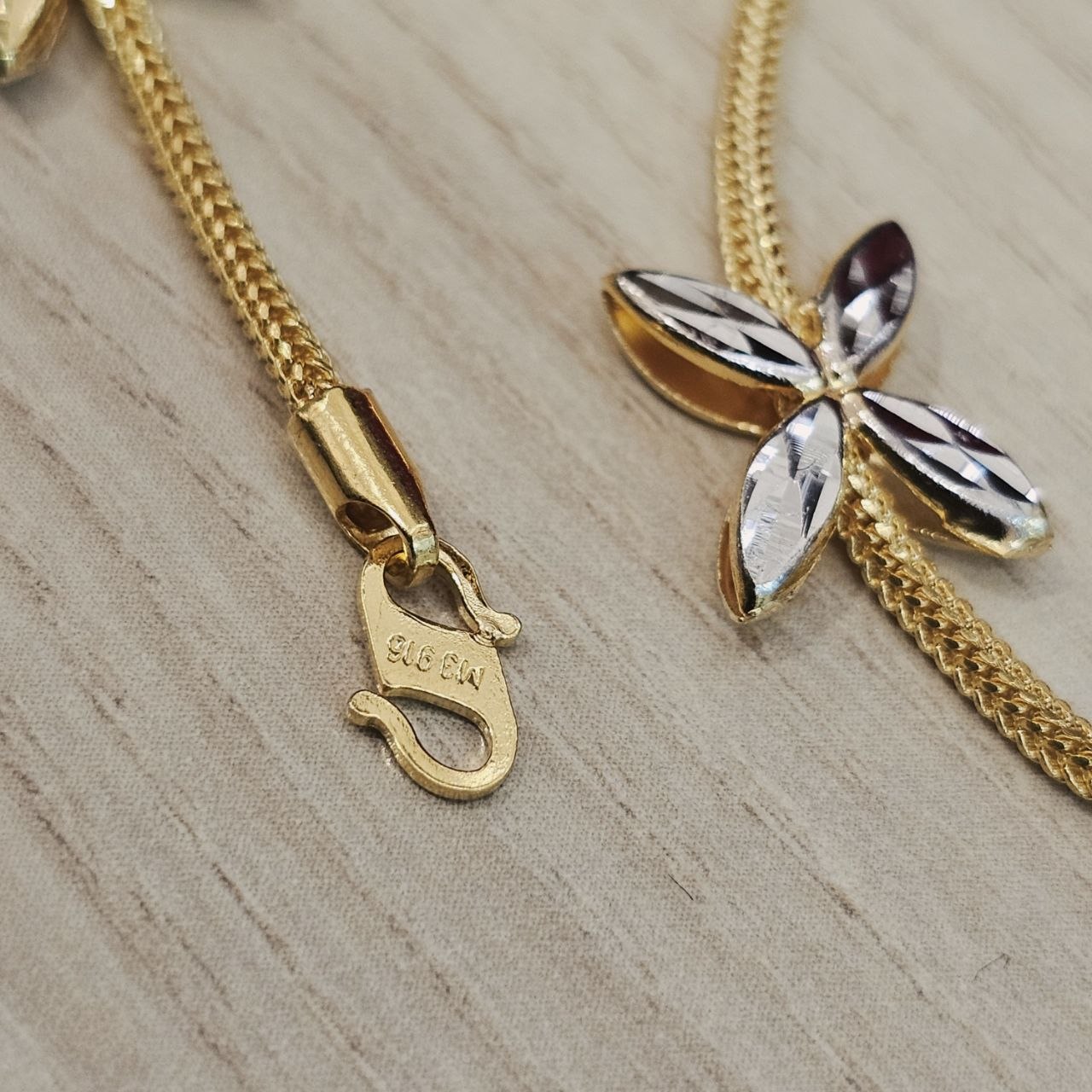 916 Gold 5 Flower Design Bracelet Two Tone