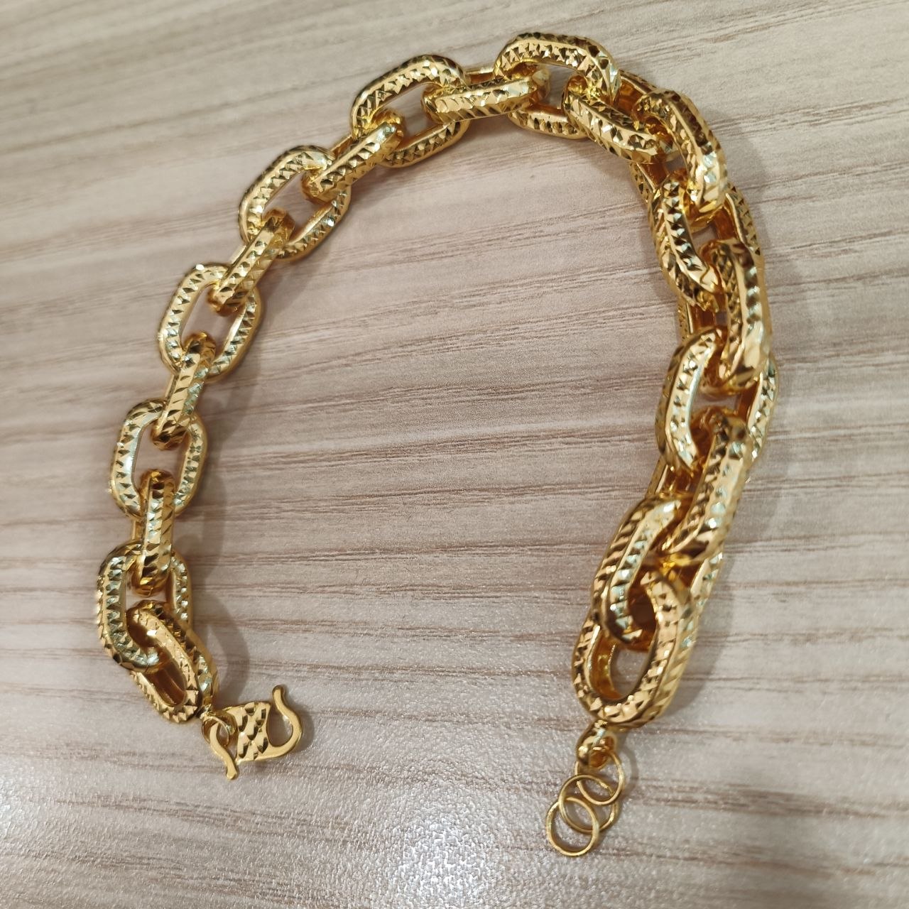 916 Gold Hollow Anchor Link Bracelet | Diamond-Cut 22K Gold